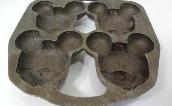 DISNEY CAST IRON MICKEY MOUSE